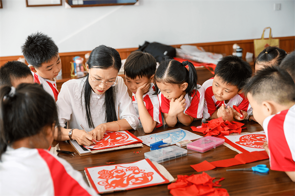 高陽(yáng)民間剪紙藝人冉寧教學(xué)生剪紙